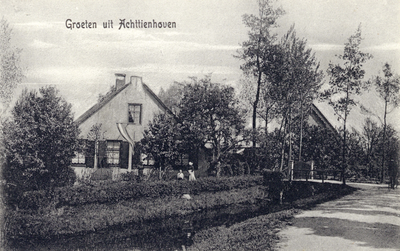 6865 Gezicht op een boerderij aan de Kerkdijk te Achttienhoven uit het westen.N.B. De straatnaam Kerkdijk is later ...